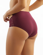 &nbsp; &nbsp;Завладяващият блясък на неустоим дизайн, обременен с красива визия, атрактивни комбинации, в едно с изискаността на еластичната дантела ще създадат уникален модел бикина от микрофибър и дантела с Висока талия.
&nbsp; Съчетание от Комфорт и Сексапил, този модел не само приковава погледа с вълнуващ дизайн, но и осигурява Удобство и Функционалност.
&nbsp; Изпълнено с внимание към детайлите, дизайнът на дантелата може лесно да варира, но винаги с оглед на най-високото качество. Очарователен дизайн,