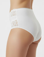 Открийте съвършенството във всяко движение с новите дамски бикини Evita – съчетание от елегантност, комфорт и неустоим сексапил!

Почувствайте разликата с Evita:

Несравним комфорт: Изработени от висококачествен микрофибър, тези бикини осигуряват невероятна мекота през целия ден. Забравете за компромисите – с Evita ще се чувствате удобно във всяка ситуация.

Изискана елегантност: Деликатната дантела и майсторската изработка превръщат тези бикини в произведение на изкуството. С тях ще се чувствате не само ко