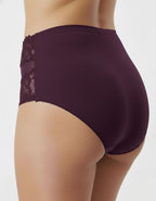 Открийте съвършенството във всяко движение с новите дамски бикини Evita – съчетание от елегантност, комфорт и неустоим сексапил!

Почувствайте разликата с Evita:

Несравним комфорт: Изработени от висококачествен микрофибър, тези бикини осигуряват невероятна мекота през целия ден. Забравете за компромисите – с Evita ще се чувствате удобно във всяка ситуация.

Изискана елегантност: Деликатната дантела и майсторската изработка превръщат тези бикини в произведение на изкуството. С тях ще се чувствате не само ко