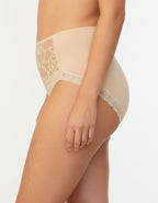 &nbsp;

Елегантност и Комфорт: Бикини, Които Съчетават Всичко&nbsp;

Открийте съвършенството с този модел дамско бельо, който превръща ежедневния комфорт в луксозно преживяване. Тези удобни бикини са създадени за жената, която не прави компромис – тя иска памучни мекота за целия ден и елегантно бельо, което да подчертае нейната увереност.

&nbsp;Защо ще ги Обикнете:

Идеалният Баланс: Създадени да покрият двете най-важни нужди: комфорт и стил. Високата талия осигурява нежна подкрепа и оформяне, докато памуч