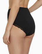 Удобна памучна бикина с еластична дантела отпред.
Бикината е с висока талия и дантелени притурки на задна част, за да не се отбелязва отзад.
Изключително елегантен, красив и женствен модел.
Дизайнът на дантелата може да се различава от този на снимката, но рядко.
Отлично качество
Състав: 90% памук и 10% еластан
Дантела: 88% полиамид и 12% еластан