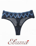 Супер секси прашка с бродерия
Няма съмнения за тези, които знаят, че бродерията е три пъти по-скъпа от дантелата.&nbsp;Моделът е със средна дълбочина и удобен широк страничен шев.
Секси визия и комфорт.
Качеството на изработката е на много високо ниво, поради онагледяване на много компоненти, а именно:
-издръжливост
-устойчивост на третиране
-визия
-индивидуалност
-устойчивост на UV лъчи
Ние, екипът на Евита обичаме да използваме бродерии, защото знаем всички тези нейни качества.

Дизайнът на дантелата може