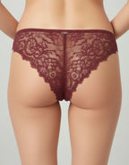 Дантелена бразилиана от подбрани и изпитани дантели.
Бъди секси и неустоима с него.
Задължителен в гардероба ни.
Дизайнът на дантелата може да се различава от този на снимката, но рядко.
Отлично качество
Произведено в България
Състав: 88% полиамид и 12% еластан
&nbsp;