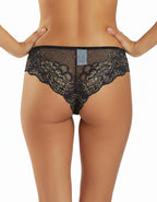 Красива, секси дантелена бразилианка.
Моделът е с ниска талия и с удобно отделно прикачено дъно без тигел на предна долна зона.
Дизайнът на дантелата може да се различава от този на снимката, но рядко.
Отлично качество
Произведено в България
Състав: 88% полиамид и 12% еластан