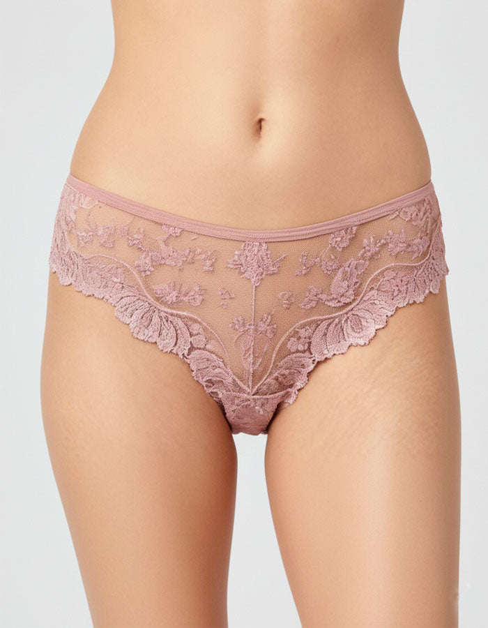 Красива, секси дантелена бразилианка.
Моделът е с ниска талия и с удобно отделно прикачено дъно без тигел на предна долна зона.
Дизайнът на дантелата може да се различава от този на снимката, но рядко.
Отлично качество
Произведено в България
Състав: 88% полиамид и 12% еластан