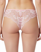 Красива, секси дантелена бразилианка.
Моделът е с ниска талия и с удобно отделно прикачено дъно без тигел на предна долна зона.
Дизайнът на дантелата може да се различава от този на снимката, но рядко.
Отлично качество
Произведено в България
Състав: 88% полиамид и 12% еластан