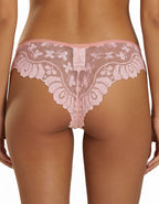 Красива, секси дантелена бразилианка.
Моделът е с ниска талия и с удобно отделно прикачено дъно без тигел на предна долна зона.
Дизайнът на дантелата може да се различава от този на снимката, но рядко.
Отлично качество
Произведено в България
Състав: 88% полиамид и 12% еластан