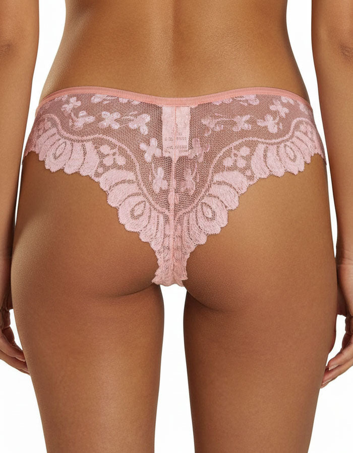 Красива, секси дантелена бразилианка.
Моделът е с ниска талия и с удобно отделно прикачено дъно без тигел на предна долна зона.
Дизайнът на дантелата може да се различава от този на снимката, но рядко.
Отлично качество
Произведено в България
Състав: 88% полиамид и 12% еластан