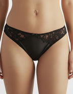 Много красива, секси и удобна бразилианка.
Моделът ще ти стане любим.
Изключително елегантен, красив и женствен модел.

- удобна средна дълбочина,
- мека и еластична флорална дантела отзад и отпред,
- микрофибър в средата отпред,
- памучно хигиенно парче

Дизайнът на дантелата може да се различава от този на снимката, но рядко.
От производител
Отлично качество
Състав: 88% полиамид и 12% еластан