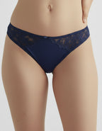 Много красива, секси и удобна бразилианка.
Моделът ще ти стане любим.
Изключително елегантен, красив и женствен модел.

- удобна средна дълбочина,
- мека и еластична флорална дантела отзад и отпред,
- микрофибър в средата отпред,
- памучно хигиенно парче

Дизайнът на дантелата може да се различава от този на снимката, но рядко.
От производител
Отлично качество
Състав: 88% полиамид и 12% еластан