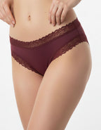 Красив и удобен модел бразилиана от висококачествено трико и нежна дантела по крачолите и талията.
На талията е добавен ластик за повече комфорт.
Моделът е с нормална талия.&nbsp;
Прекрасен и удобен модел.
Дизайнът на дантелата може да се различава от този на снимката, но рядко.
Отлично качество
Произведено в България
Състав: 90% памук и 10% еластан