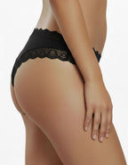 Красив и удобен модел бразилиана от висококачествено трико и нежна дантела по крачолите и талията.
На талията е добавен ластик за повече комфорт.
Моделът е с нормална талия.&nbsp;
Прекрасен и удобен модел.
Дизайнът на дантелата може да се различава от този на снимката, но рядко.
Отлично качество
Произведено в България
Състав: 90% памук и 10% еластан