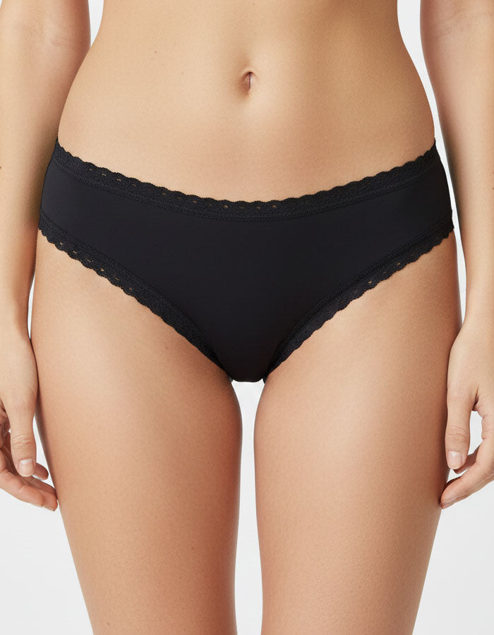 Красив и удобен модел бразилиана от висококачествено трико и нежна дантела по крачолите и талията.
На талията е добавен ластик за повече комфорт.
Моделът е с нормална талия.&nbsp;
Прекрасен и удобен модел.
Дизайнът на дантелата може да се различава от този на снимката, но рядко.
Отлично качество
Произведено в България
Състав: 90% памук и 10% еластан