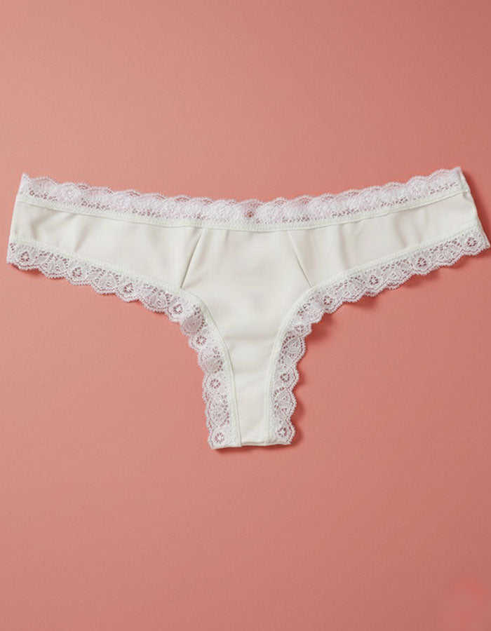 Тази изискана бразилиана съчетава красота, удобство и елегантност, превръщайки я в идеалния избор за дамите, които ценят комфорта, без да правят компромис със стила. Изработена от висококачествен микрофибър и нежна дантела, тя е създадена, за да обгръща тялото с мекота и изисканост.

Деликатната дантела, която краси крачолите и талията, придава романтично и женствено усещане, а ластикът в областта на талията гарантира перфектно прилягане и свобода на движение през целия ден. С нормална талия, този модел е п