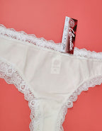 Красив и удобен модел бразилиана от висококачествено трико и нежна дантела по крачолите и талията.
На талията е добавен ластик за повече комфорт.
Моделът е с нормална талия.&nbsp;
Прекрасен и удобен модел.
Дизайнът на дантелата може да се различава от този на снимката, но рядко.
Отлично качество
Произведено в България
Състав: 90% памук и 10% еластан