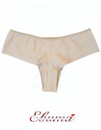 ♦ В нашето производство на памучно бельо залагаме само на най-доброто – и именно затова използваме висококачествена нишка памук 40/1. Това не е просто материя, а израз на Комфорт, Грижа за кожата и Стил, който се усеща още с първото докосване.
♦ Какво отличава памука 40/1?
Това е фина, мека и лека НЕРЕЦИКЛИРАНА прежда, която се използва за създаване на плат с гладка, стегната структура и нежна повърхност. Бельото, изработено от тази материя, не просто изглежда добре – то приляга по тялото с лекота, позволяв