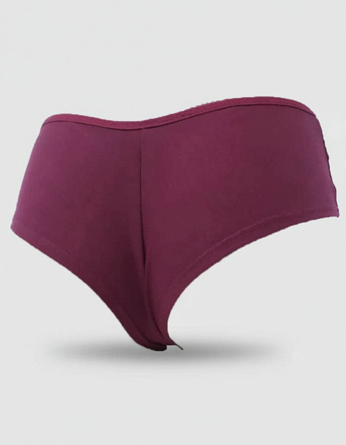 ♦ В нашето производство на памучно бельо залагаме само на най-доброто – и именно затова използваме висококачествена нишка памук 40/1. Това не е просто материя, а израз на Комфорт, Грижа за кожата и Стил, който се усеща още с първото докосване.
♦ Какво отличава памука 40/1?
Това е фина, мека и лека НЕРЕЦИКЛИРАНА прежда, която се използва за създаване на плат с гладка, стегната структура и нежна повърхност. Бельото, изработено от тази материя, не просто изглежда добре – то приляга по тялото с лекота, позволяв