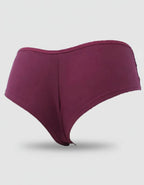 ♦ В нашето производство на памучно бельо залагаме само на най-доброто – и именно затова използваме висококачествена нишка памук 40/1. Това не е просто материя, а израз на Комфорт, Грижа за кожата и Стил, който се усеща още с първото докосване.
♦ Какво отличава памука 40/1?
Това е фина, мека и лека НЕРЕЦИКЛИРАНА прежда, която се използва за създаване на плат с гладка, стегната структура и нежна повърхност. Бельото, изработено от тази материя, не просто изглежда добре – то приляга по тялото с лекота, позволяв