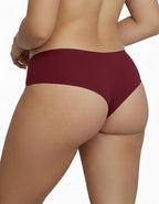 ♦ В нашето производство на памучно бельо залагаме само на най-доброто – и именно затова използваме висококачествена нишка памук 40/1. Това не е просто материя, а израз на Комфорт, Грижа за кожата и Стил, който се усеща още с първото докосване.
♦ Какво отличава памука 40/1?
Това е фина, мека и лека НЕРЕЦИКЛИРАНА прежда, която се използва за създаване на плат с гладка, стегната структура и нежна повърхност. Бельото, изработено от тази материя, не просто изглежда добре – то приляга по тялото с лекота, позволяв