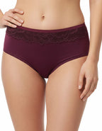 ♦ В нашето производство на памучно бельо залагаме само на най-доброто – и именно затова използваме висококачествена нишка памук 40/1. Това не е просто материя, а израз на Комфорт, Грижа за кожата и Стил, който се усеща още с първото докосване.
♦ Какво отличава памука 40/1?
Това е фина, мека и лека НЕРЕЦИКЛИРАНА прежда, която се използва за създаване на плат с гладка, стегната структура и нежна повърхност. Бельото, изработено от тази материя, не просто изглежда добре – то приляга по тялото с лекота, позволяв