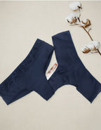 ♦ В нашето производство на памучно бельо залагаме само на най-доброто – и именно затова използваме висококачествена нишка памук 40/1. Това не е просто материя, а израз на Комфорт, Грижа за кожата и Стил, който се усеща още с първото докосване.
♦ Какво отличава памука 40/1?
Това е фина, мека и лека НЕРЕЦИКЛИРАНА прежда, която се използва за създаване на плат с гладка, стегната структура и нежна повърхност. Бельото, изработено от тази материя, не просто изглежда добре – то приляга по тялото с лекота, позволяв