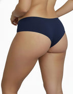 ♦ В нашето производство на памучно бельо залагаме само на най-доброто – и именно затова използваме висококачествена нишка памук 40/1. Това не е просто материя, а израз на Комфорт, Грижа за кожата и Стил, който се усеща още с първото докосване.
♦ Какво отличава памука 40/1?
Това е фина, мека и лека НЕРЕЦИКЛИРАНА прежда, която се използва за създаване на плат с гладка, стегната структура и нежна повърхност. Бельото, изработено от тази материя, не просто изглежда добре – то приляга по тялото с лекота, позволяв