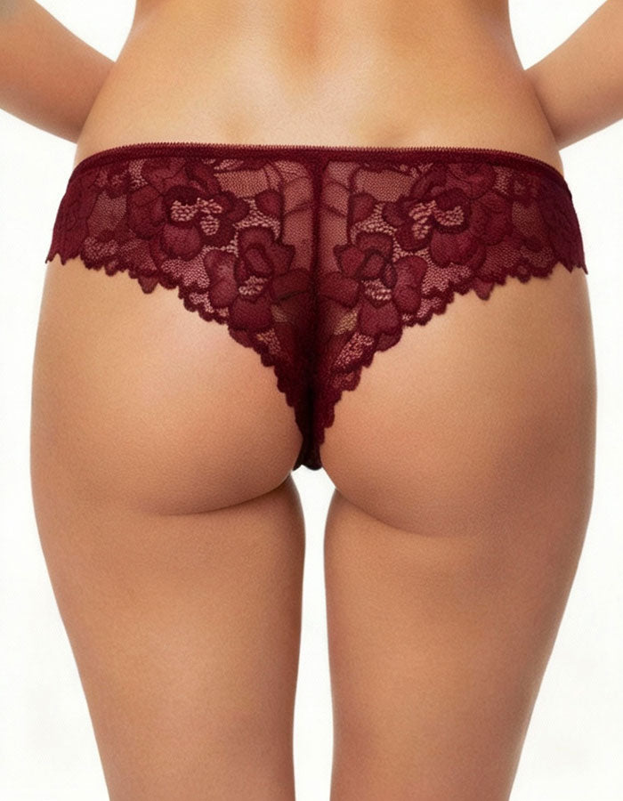 Представяме ви нашата луксозна бразилиана, създадена, за да съчетае елегантност, комфорт и внимание към детайла. Този изискан модел е изработен от висококачествен микрофибър, който нежно прилепва по тялото, осигурявайки ненадминато удобство през целия ден. Задната част е декорирана с фина дантела, която придава чувствено излъчване и прави модела истинско произведение на изкуството.

Защо да изберете тази бразилиана?

Без ластици в долната част – това осигурява гладък силует и предотвратява нежелани следи въ