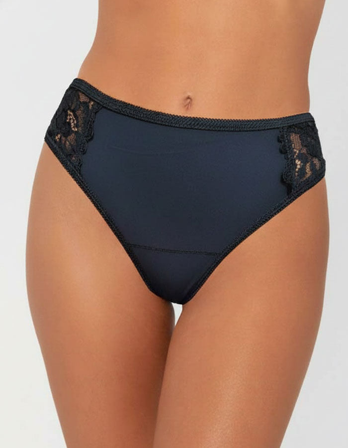 Бразилиана от фин микрофибър с дантелки отпред.&nbsp;
Задната част е с двоен фин микрофибър и голяма сатенена панделка, съчетана с капка под нея.
Нежно докосване и красива визия.
Моделът е с нормална талия.
Дизайнът на дантелата може да се различава от този на снимката, но рядко.
Отлично качество
Произведено в България
Състав: 88% полиамид и 12% еластан