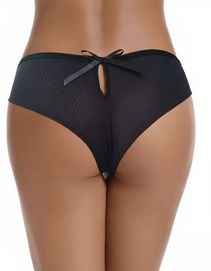 Бразилиана от фин микрофибър с дантелки отпред.&nbsp;
Задната част е с двоен фин микрофибър и голяма сатенена панделка, съчетана с капка под нея.
Нежно докосване и красива визия.
Моделът е с нормална талия.
Дизайнът на дантелата може да се различава от този на снимката, но рядко.
Отлично качество
Произведено в България
Състав: 88% полиамид и 12% еластан