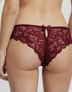 Представяме ви "Дантелена прелест" от колекцията на Евита – съвършено съчетание на секси визия и комфорт.
Моделът с нормална талия се отличава с голяма сатенена панделка отзад и фина капка за допълнителен разкош. Секси, стилна и дръзка.
Дантелените елементи придават дръзка и стилна визия, която едновременно подчертава женствеността и предлага удобство през целия ден.

Дизайнът на дантелата може да се различава от този на снимката, но рядко.
Отлично качество
Произведено в България
Състав: 88% полиамид и 12% 