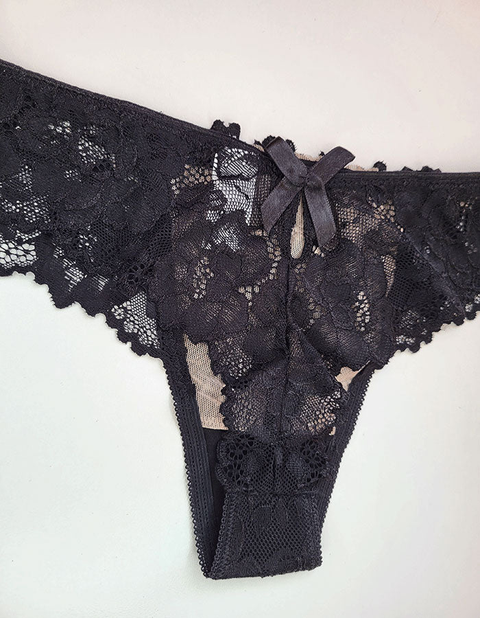 Представяме ви "Дантелена прелест" от колекцията на Евита – съвършено съчетание на секси визия и комфорт.&nbsp;
Моделът с нормална талия се отличава с голяма сатенена панделка отзад и фина капка за допълнителен разкош.
Данните елементи придават дрънка и стилна визия, която едновременно подчертава женствеността и предлага удобство през целия ден.

Дизайнът на дантелата може да се различава от тази на снимката, но рядко.
Отлично качество
Произведено в България
Състав: 88% полиамид и 12% еластан