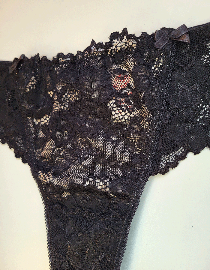 Дантелена бразилиана с голяма панделка отзад, черно с бежово, 407