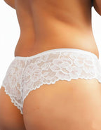 Дантелена бразилиана с удължено памучно парче до дантеления колан, което удобно ще предложи по-завършен вид. Моделът е с нормална дълбочина.
Секси, стилна и удобна кройка.
Моделът е вдъхновен от идеята за съчетание на секси визия и комфортно усещане през целият период с него.
Изискан и женствен модел.
В Макси размерите моделът е с по-висока талия!
Дизайнът на дантелата може да се различава от този на снимката, но рядко.&nbsp; &nbsp; &nbsp; &nbsp; &nbsp; &nbsp; &nbsp; &nbsp; &nbsp; &nbsp; &nbsp; &nbsp; &nbsp