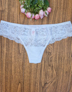 Дантелена бразилиана с удължено памучно парче до дантеления колан, което удобно ще предложи по-завършен вид. Моделът е с нормална дълбочина.
Секси, стилна и удобна кройка.
Моделът е вдъхновен от идеята за съчетание на секси визия и комфортно усещане през целият период с него.
Изискан и женствен модел.
В Макси размерите моделът е с по-висока талия!
Дизайнът на дантелата може да се различава от този на снимката, но рядко.&nbsp; &nbsp; &nbsp; &nbsp; &nbsp; &nbsp; &nbsp; &nbsp; &nbsp; &nbsp; &nbsp; &nbsp; &nbsp