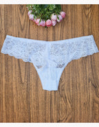 Дантелена бразилиана с удължено памучно парче до дантеления колан, което удобно ще предложи по-завършен вид. Моделът е с нормална дълбочина.
Секси, стилна и удобна кройка.
Моделът е вдъхновен от идеята за съчетание на секси визия и комфортно усещане през целият период с него.
Изискан и женствен модел.
В Макси размерите моделът е с по-висока талия!
Дизайнът на дантелата може да се различава от този на снимката, но рядко.&nbsp; &nbsp; &nbsp; &nbsp; &nbsp; &nbsp; &nbsp; &nbsp; &nbsp; &nbsp; &nbsp; &nbsp; &nbsp