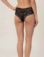 Дантелена бразилиана с удължено памучно парче до дантеления колан, което удобно ще предложи по-завършен вид. Моделът е с нормална дълбочина.
Секси, стилна и удобна кройка.
Моделът е вдъхновен от идеята за съчетание на секси визия и комфортно усещане през целият период с него.
Изискан и женствен модел.