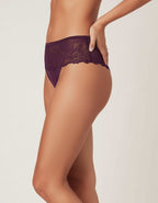 Дантелена бразилиана с удължено памучно парче до дантеления колан, което удобно ще предложи по-завършен вид. Моделът е с нормална дълбочина.
Секси, стилна и удобна кройка.
Моделът е вдъхновен от идеята за съчетание на секси визия и комфортно усещане през целият период с него.
Изискан и женствен модел.
В Макси размерите моделът е с по-висока талия!
Дизайнът на дантелата може да се различава от този на снимката, но рядко.&nbsp; &nbsp; &nbsp; &nbsp; &nbsp; &nbsp; &nbsp; &nbsp; &nbsp; &nbsp; &nbsp; &nbsp; &nbsp