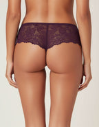 Дантелена бразилиана с удължено памучно парче до дантеления колан, което удобно ще предложи по-завършен вид. Моделът е с нормална дълбочина.
Секси, стилна и удобна кройка.
Моделът е вдъхновен от идеята за съчетание на секси визия и комфортно усещане през целият период с него.
Изискан и женствен модел.
В Макси размерите моделът е с по-висока талия!
Дизайнът на дантелата може да се различава от този на снимката, но рядко.&nbsp; &nbsp; &nbsp; &nbsp; &nbsp; &nbsp; &nbsp; &nbsp; &nbsp; &nbsp; &nbsp; &nbsp; &nbsp