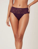 Дантелена бразилиана с удължено памучно парче до дантеления колан, което удобно ще предложи по-завършен вид. Моделът е с нормална дълбочина.
Секси, стилна и удобна кройка.
Моделът е вдъхновен от идеята за съчетание на секси визия и комфортно усещане през целият период с него.
Изискан и женствен модел.
В Макси размерите моделът е с по-висока талия!
Дизайнът на дантелата може да се различава от този на снимката, но рядко.&nbsp; &nbsp; &nbsp; &nbsp; &nbsp; &nbsp; &nbsp; &nbsp; &nbsp; &nbsp; &nbsp; &nbsp; &nbsp