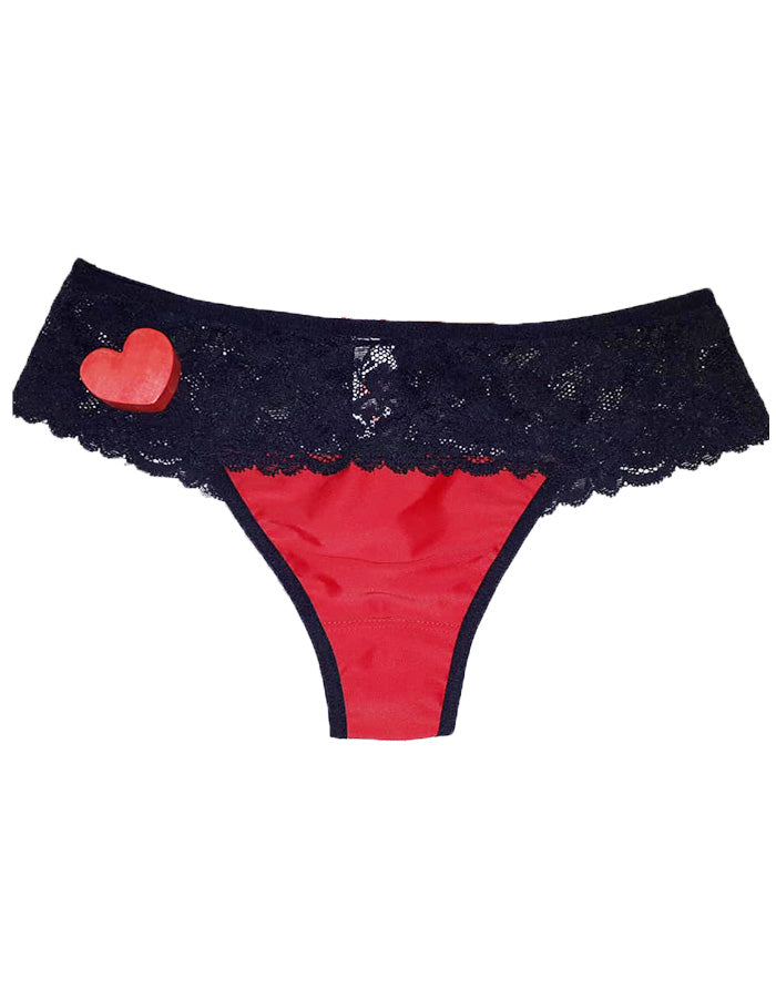 Дантелена бразилиана с удължено памучно парче до дантеления колан, което удобно ще предложи по-завършен вид. Моделът е с нормална дълбочина.
Секси, стилна и удобна кройка.
Моделът е вдъхновен от идеята за съчетание на секси визия и комфортно усещане през целият период с него.
Изискан и женствен модел.