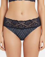 Луксозна Бразилиана "Съвършенство" – За Да Се Чувствате Неустоима Всеки Ден!

Подарете си усещането за лукс и съвършенство с тази изящна бразилиана, която съчетава удобство, стил и неустоима визия.

&nbsp;Защо ще я Обикнете:

Благодарение на удобната кройка, тя приляга перфектно към тялото, без да стяга или очертава. Ще забравите, че я носите!

Луксозната дантела оформя елегантно талията, добавяйки чувственост и финес към Вашата визия. Това е детайлът, който превръща бельото от необходимост в удоволствие.

