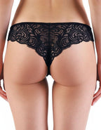 Потопете се в изтънчената изкусителност на тази дантелена бразилиана с нормална талия.
Съчетание от елегантност и сексапил, тя подчертава естествените ви форми с деликатен и женствен дизайн.
Изработена от висококачествени материали, тази бразилиана обещава несравним комфорт и издръжливост.
Дантелата, която нежно обгръща тялото е фина и прецизно изработена, а всеки модел е уникален с възможни малки вариации в дизайна.
Произведена с любов от Евита, тя е създадена да подчертае вашата красота и увереност.

- ме