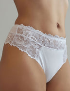 Луксозна бразилиана – съвършената комбинация от комфорт и съблазън!&nbsp;
Поглези се с тази нежна, удобна и изключително женствена бразилиана, която ще подчертае извивките ти със стил и елегантност.


✔ Прекрасна кройка – идеална дълбочина за несравним комфорт.
✔ Без ластици отпред и отзад – за гладък силует и усещане за втора кожа.
✔ Фина еластична дантела и мек микрофибър – съчетание на изтънченост и удобство.
✔ Голямо хигиенно парче – за максимална свежест и комфорт през целия ден.
✔ Произведено в Българ