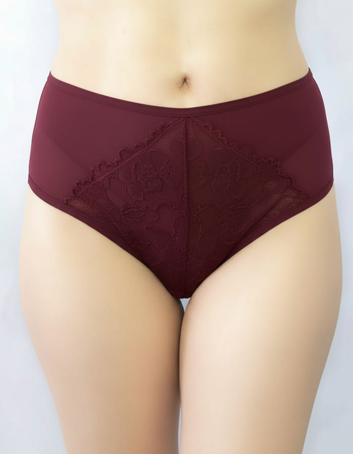 Добре дошли в света на перфектното бельо, където Комфортът и Стилът се сливат в едно!
Ние представяме на вашето внимание нашата луксозна бикина с висока талия, която не само е красива, но и невероятно удобна.

Създадена с изисканост, тази бикина е направена от микрофибър с красива дантелена притурка, която допълва вашия стил с разкош и елегантност.
Нейната висока талия не само подчертава вашата фигура, но и осигурява оптимално покритие на задната част, за максимално усещане за увереност и комфорт.

Но това 