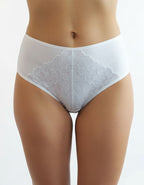 Добре дошли в света на перфектното бельо, където Комфортът и Стилът се сливат в едно!
Ние представяме на вашето внимание нашата луксозна бикина с висока талия, която не само е красива, но и невероятно удобна.

Създадена с изисканост, тази бикина е направена от микрофибър с красива дантелена притурка, която допълва вашия стил с разкош и елегантност.
Нейната висока талия не само подчертава вашата фигура, но и осигурява оптимално покритие на задната част, за максимално усещане за увереност и комфорт.

Но това 