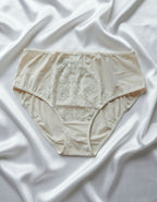 Добре дошли в света на перфектното бельо, където Комфортът и Стилът се сливат в едно!
Ние представяме на вашето внимание нашата луксозна бикина с висока талия, която не само е красива, но и невероятно удобна.

Създадена с изисканост, тази бикина е направена от микрофибър с красива дантелена притурка, която допълва вашия стил с разкош и елегантност.
Нейната висока талия не само подчертава вашата фигура, но и осигурява оптимално покритие на задната част, за максимално усещане за увереност и комфорт.

Но това 