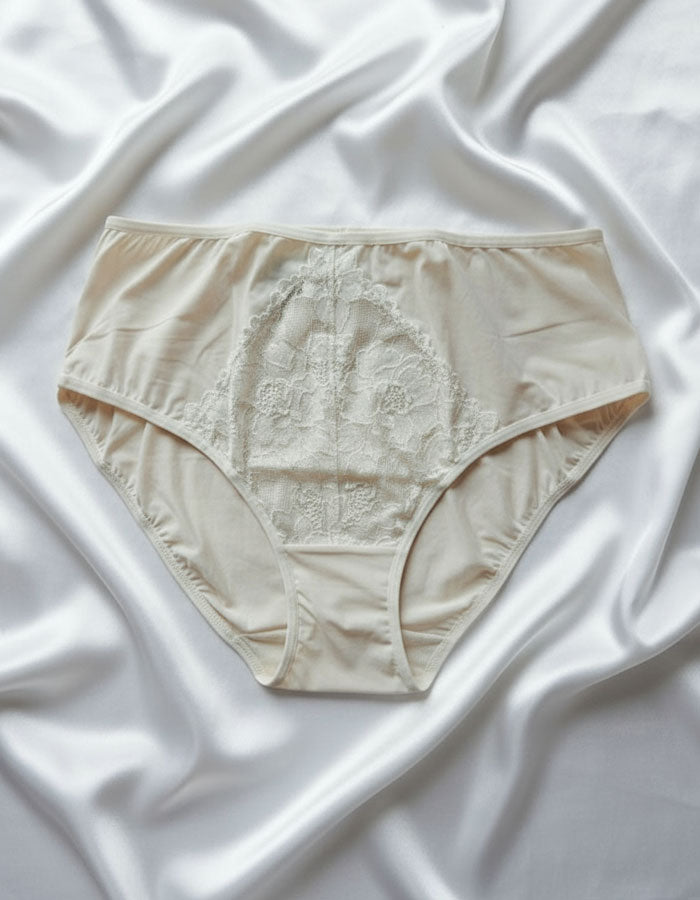 Добре дошли в света на перфектното бельо, където Комфортът и Стилът се сливат в едно!
Ние представяме на вашето внимание нашата луксозна бикина с висока талия, която не само е красива, но и невероятно удобна.

Създадена с изисканост, тази бикина е направена от микрофибър с красива дантелена притурка, която допълва вашия стил с разкош и елегантност.
Нейната висока талия не само подчертава вашата фигура, но и осигурява оптимално покритие на задната част, за максимално усещане за увереност и комфорт.

Но това 