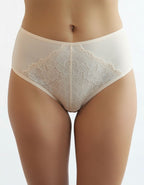 Добре дошли в света на перфектното бельо, където Комфортът и Стилът се сливат в едно!
Ние представяме на вашето внимание нашата луксозна бикина с висока талия, която не само е красива, но и невероятно удобна.

Създадена с изисканост, тази бикина е направена от микрофибър с красива дантелена притурка, която допълва вашия стил с разкош и елегантност.
Нейната висока талия не само подчертава вашата фигура, но и осигурява оптимално покритие на задната част, за максимално усещане за увереност и комфорт.

Но това 