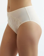 Добре дошли в света на перфектното бельо, където Комфортът и Стилът се сливат в едно!
Ние представяме на вашето внимание нашата луксозна бикина с висока талия, която не само е красива, но и невероятно удобна.

Създадена с изисканост, тази бикина е направена от микрофибър с красива дантелена притурка, която допълва вашия стил с разкош и елегантност.
Нейната висока талия не само подчертава вашата фигура, но и осигурява оптимално покритие на задната част, за максимално усещане за увереност и комфорт.

Но това 