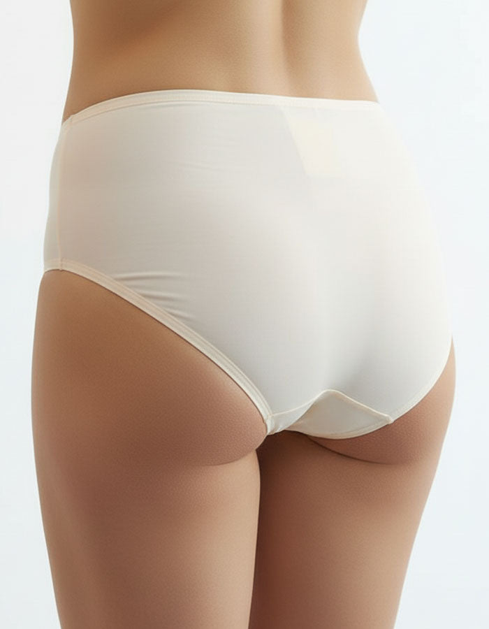 Добре дошли в света на перфектното бельо, където Комфортът и Стилът се сливат в едно!
Ние представяме на вашето внимание нашата луксозна бикина с висока талия, която не само е красива, но и невероятно удобна.

Създадена с изисканост, тази бикина е направена от микрофибър с красива дантелена притурка, която допълва вашия стил с разкош и елегантност.
Нейната висока талия не само подчертава вашата фигура, но и осигурява оптимално покритие на задната част, за максимално усещане за увереност и комфорт.

Но това 